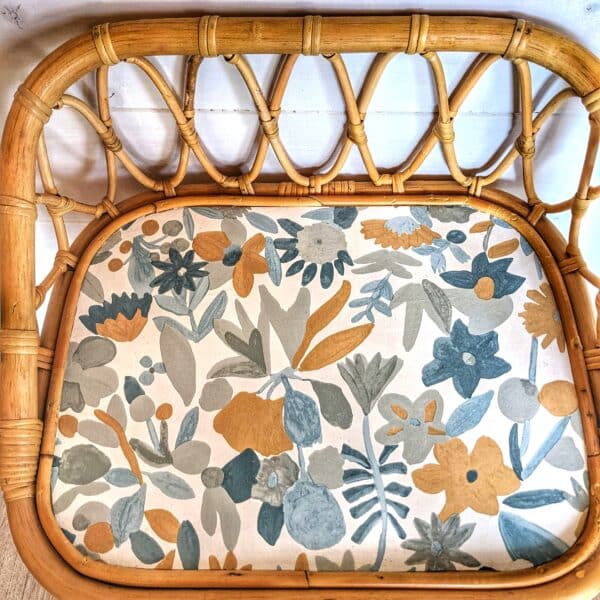 Table de chevet en rotin avec papier peint fleuri – Image 12
