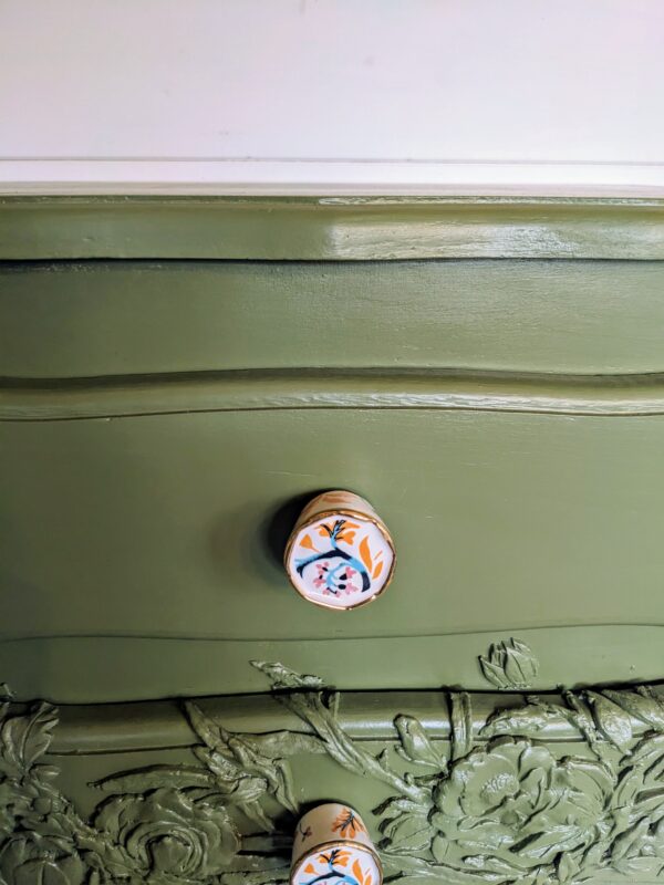 Chiffonnier vert et moulure florale – Image 5