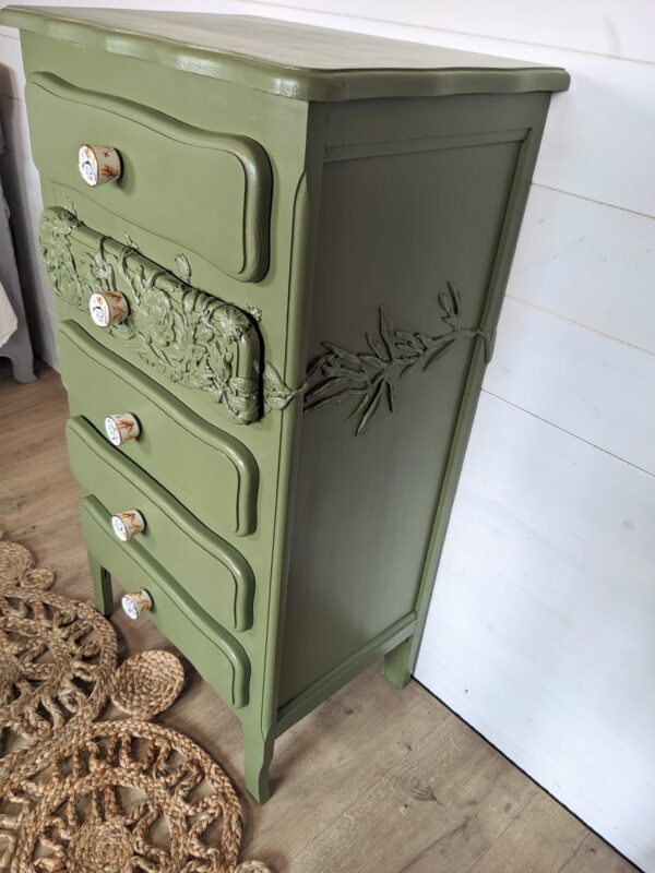 Chiffonnier vert et moulure florale – Image 6