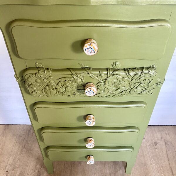 Chiffonnier vert et moulure florale – Image 3