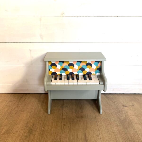 Petit piano en bois vert amande et tissu coloré – Image 9