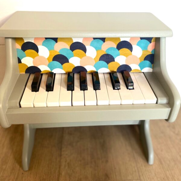 Petit piano en bois vert amande et tissu coloré – Image 8