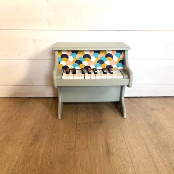 Petit piano en bois vert amande et tissu coloré – Image 7
