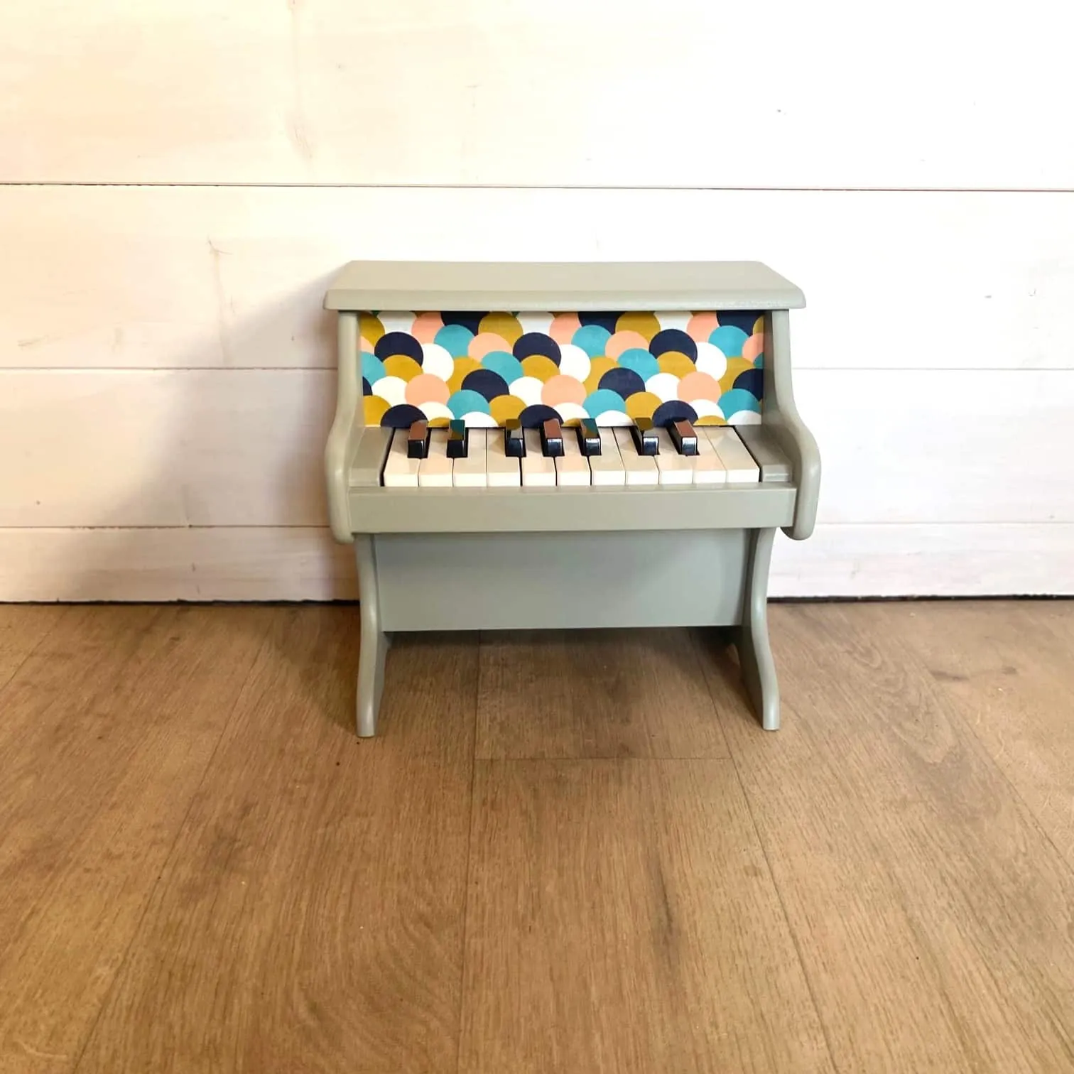 Détail de la peinture biosourcée verte du piano en bois