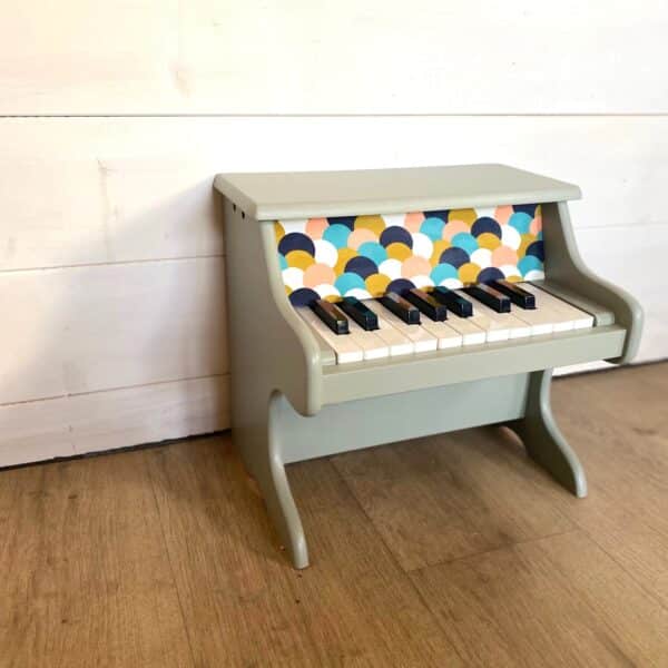 Petit piano en bois vert amande et tissu coloré – Image 6