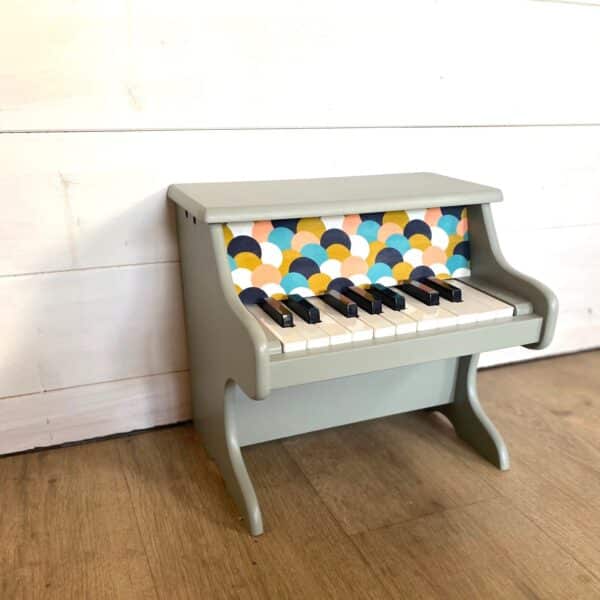 Petit piano en bois vert amande et tissu coloré – Image 5