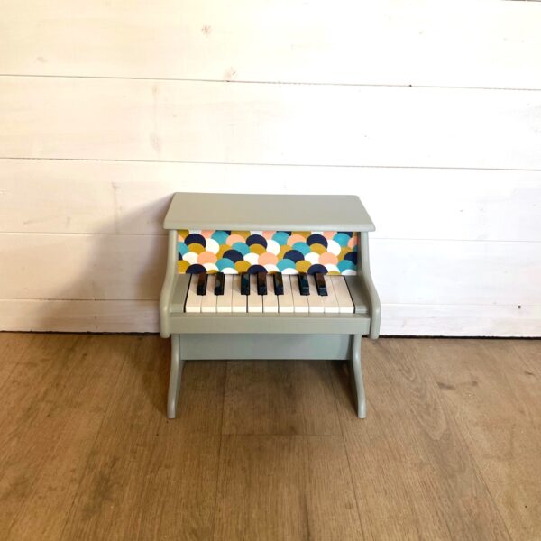 Petit piano en bois vert amande et tissu coloré – Image 3