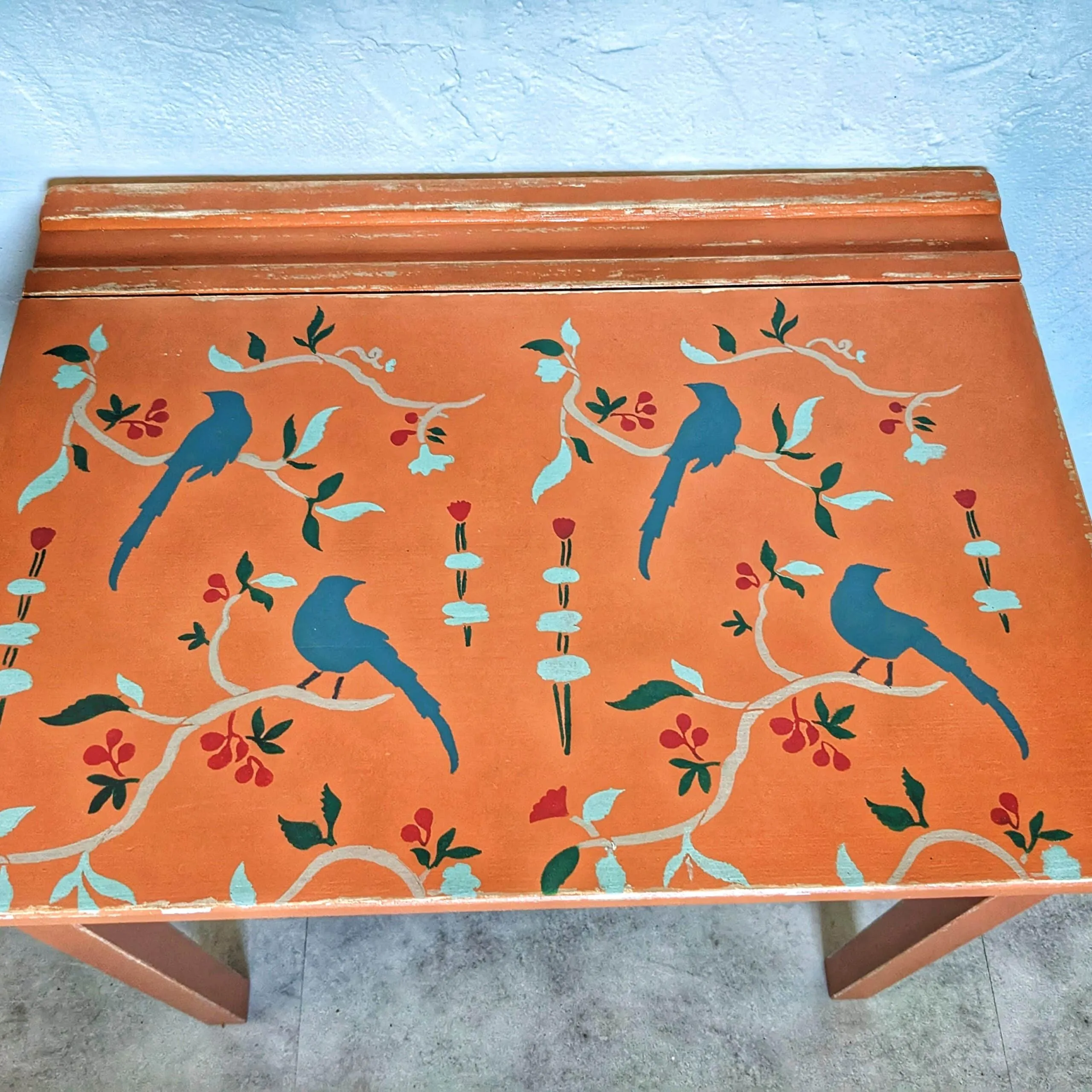 Bureau vintage terracotta et chaise écolier – Image 2