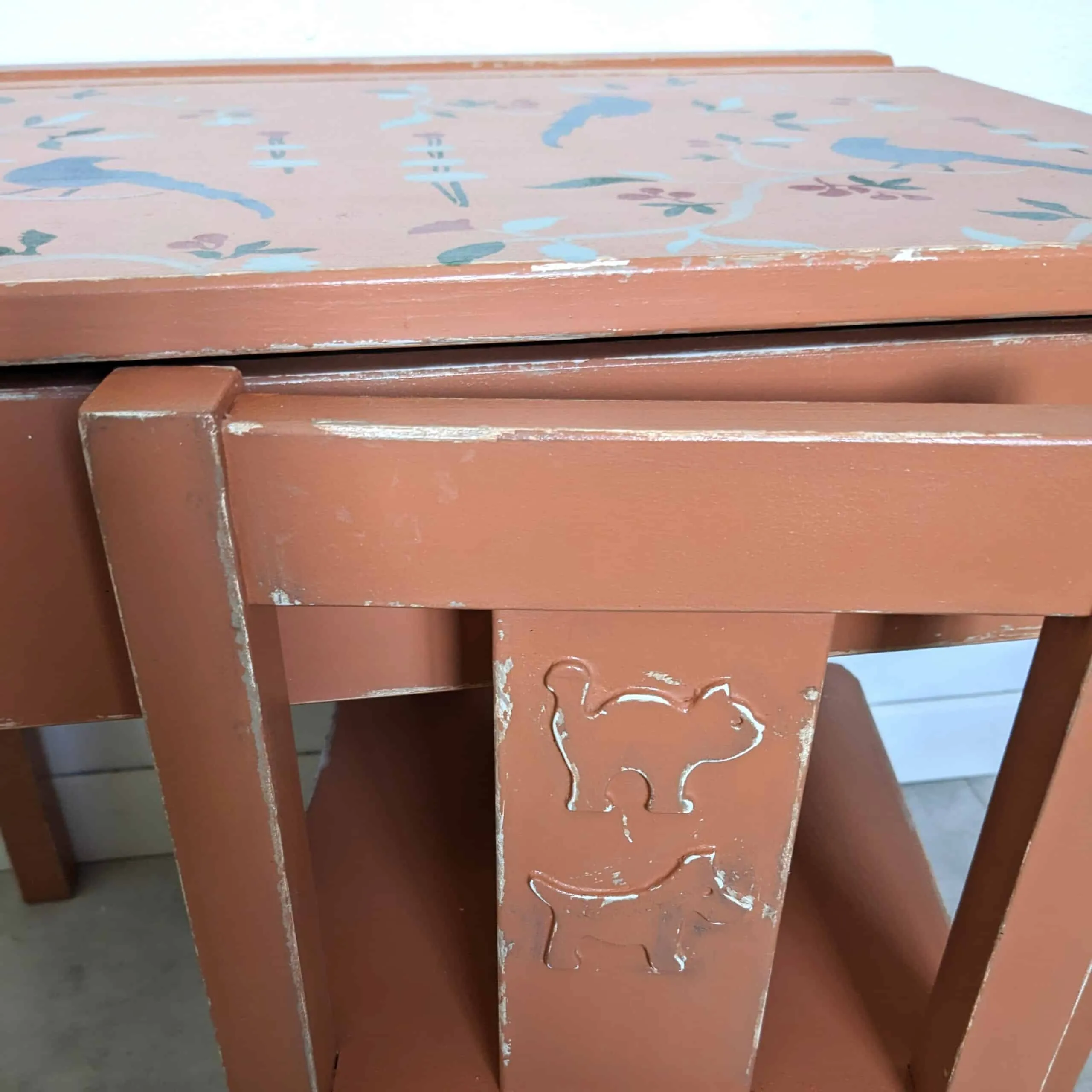 Bureau vintage terracotta et chaise écolier – Image 3