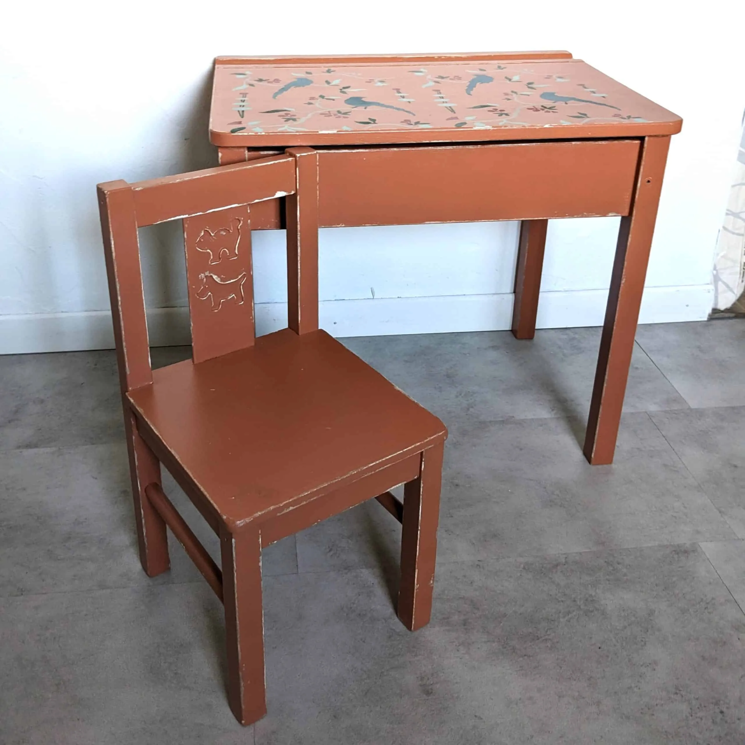Bureau vintage terracotta et chaise écolier – Image 4