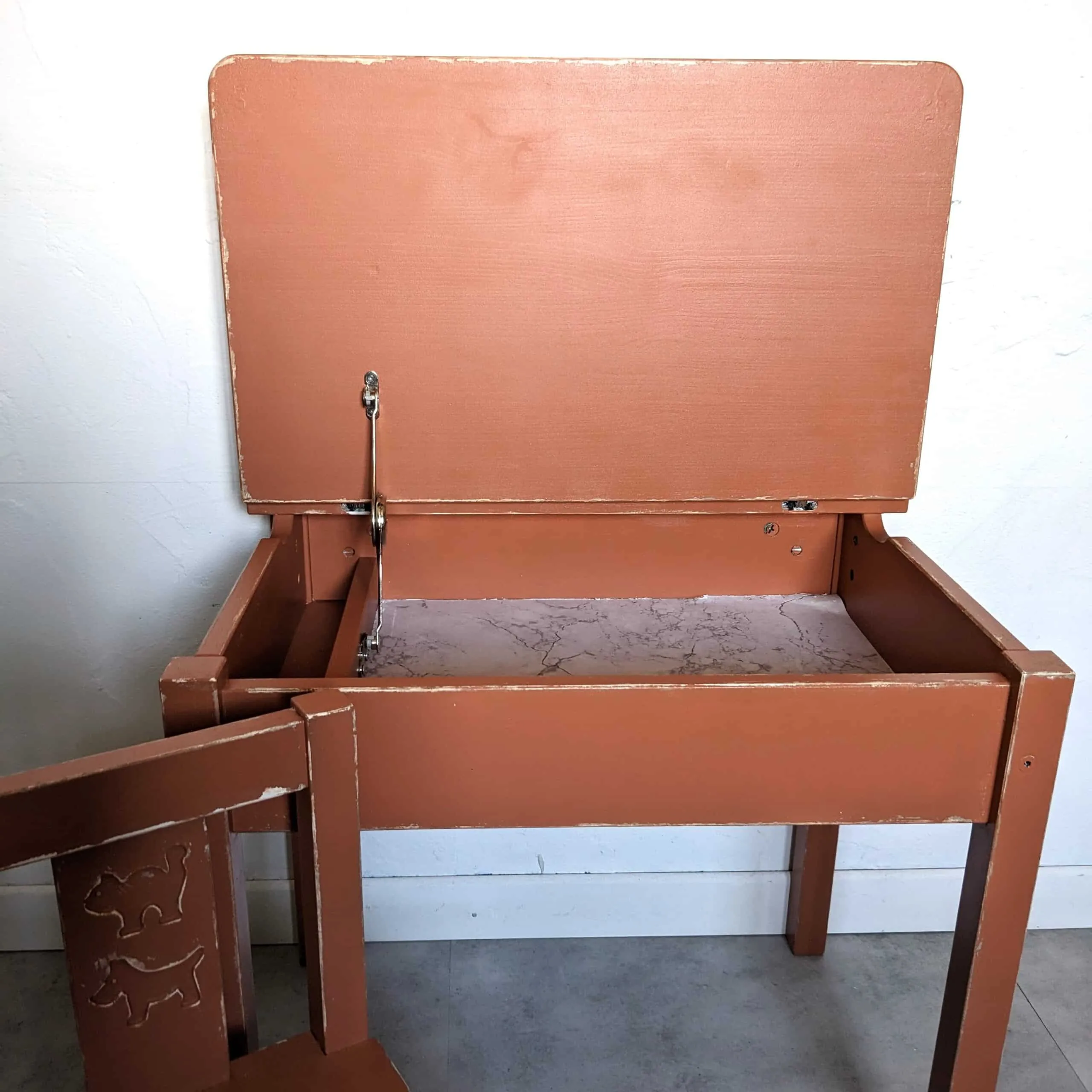 Bureau vintage terracotta et chaise écolier – Image 5