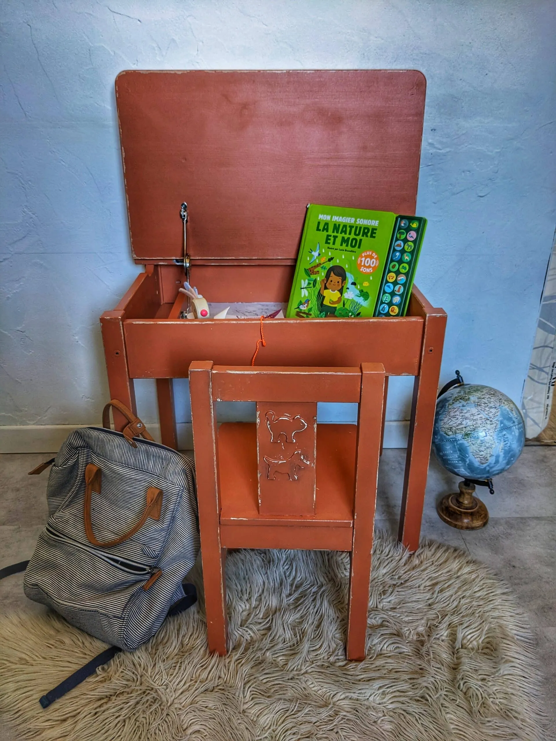 Bureau vintage terracotta et chaise écolier – Image 7
