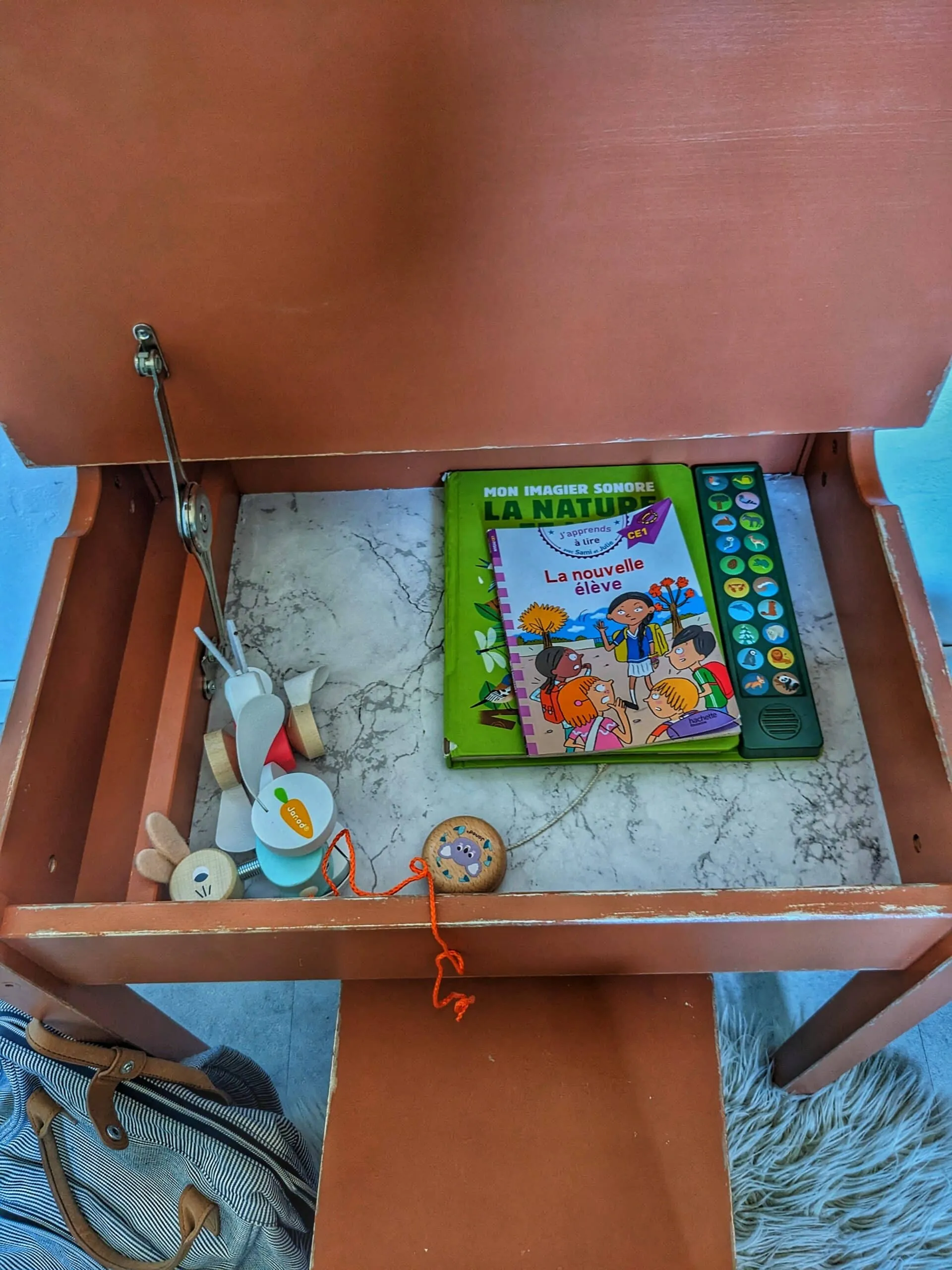 Bureau vintage terracotta et chaise écolier – Image 8