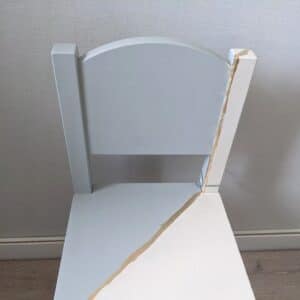 Chaises enfant bleu et blanc, détail assise