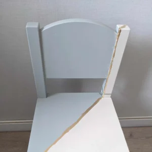 Chaises enfant bleu et blanc, détail assise