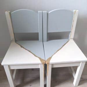 Chaises enfant bleu et blanc, vue de côté
