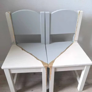Chaises enfant bleu et blanc, vue de côté