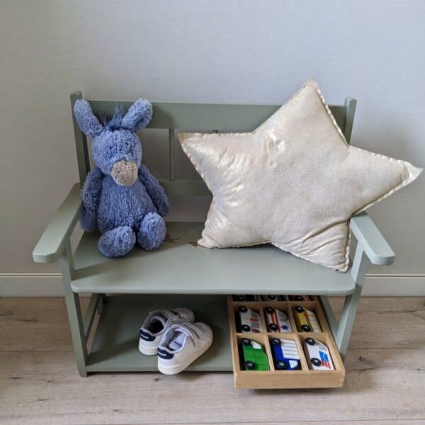 Banc en bois pour enfant vert sauge et motifs oiseaux dorés – Image 4