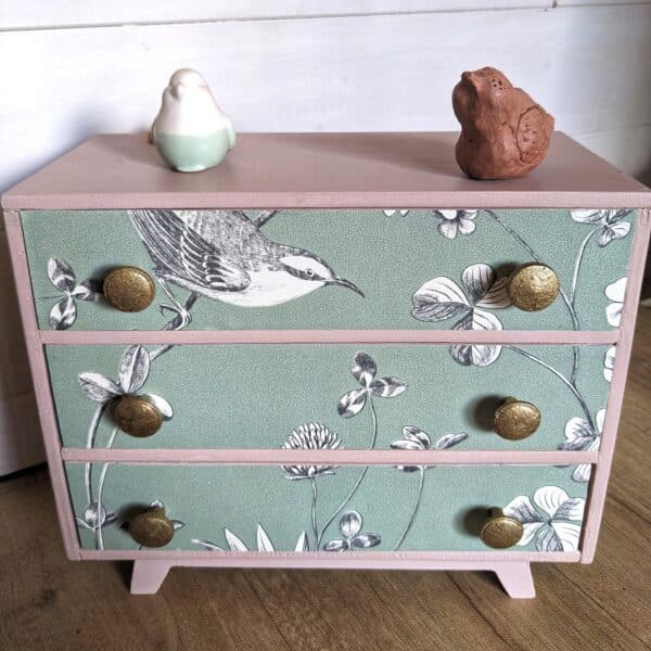 Chambre de poupées vintage rose poudré – Image 2