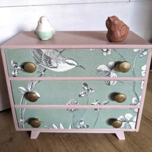 Chambre de poupées rose poudré, détail mobilier