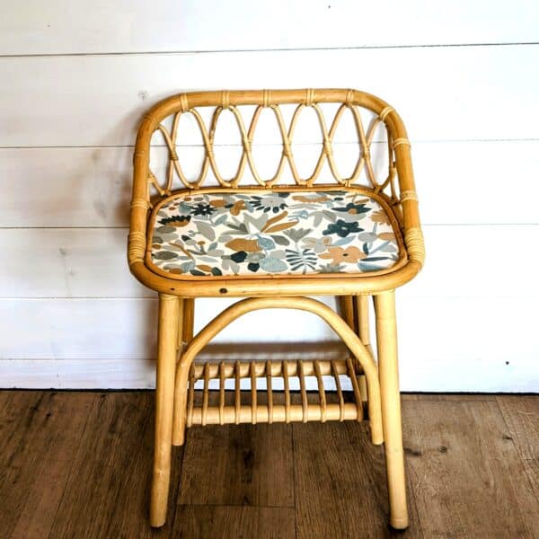Table de chevet en rotin avec papier peint fleuri – Image 11