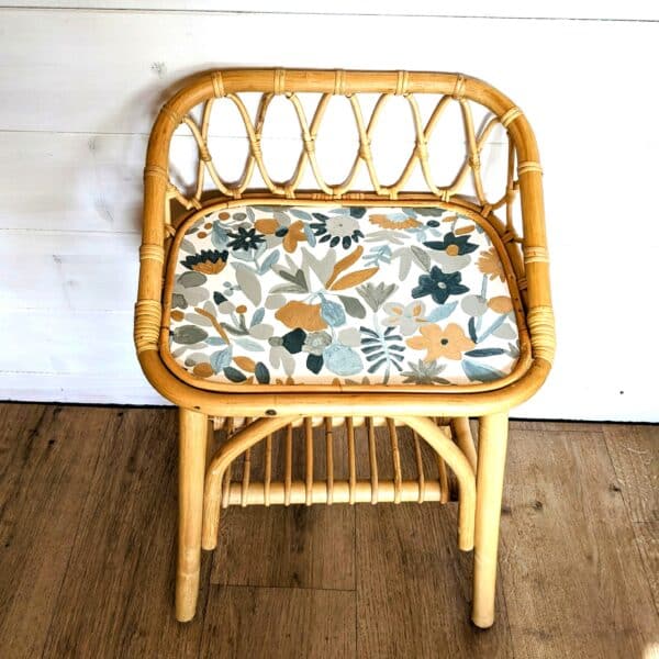Table de chevet en rotin avec papier peint fleuri – Image 10