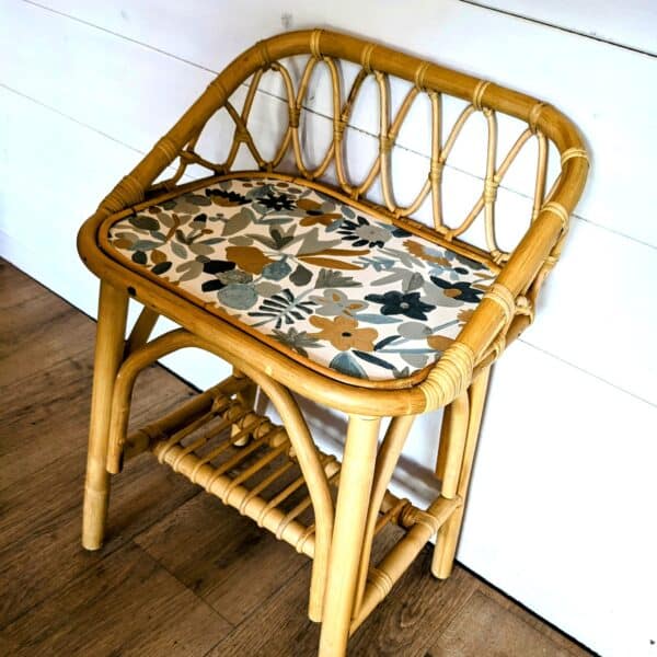 Table de chevet en rotin avec papier peint fleuri – Image 9