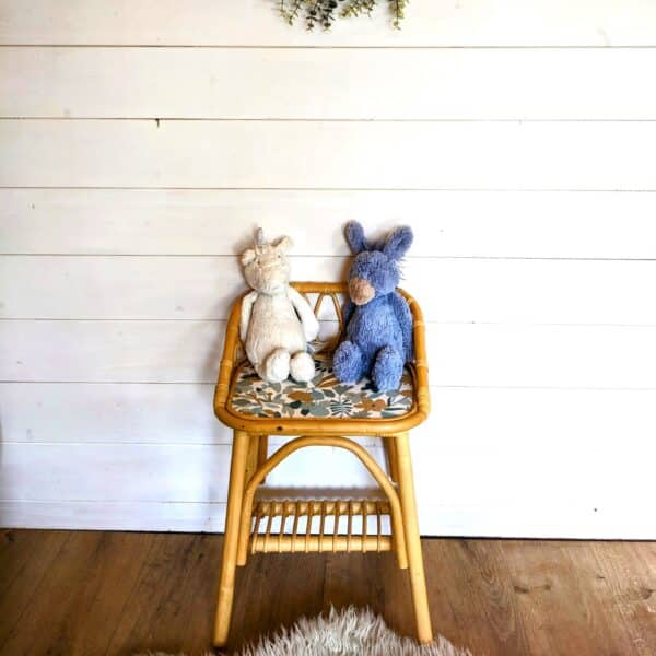 Table de chevet en rotin avec papier peint fleuri – Image 8