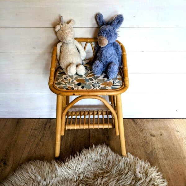 Table de chevet en rotin avec papier peint fleuri – Image 7