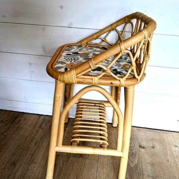 Table de chevet en rotin avec papier peint fleuri – Image 6