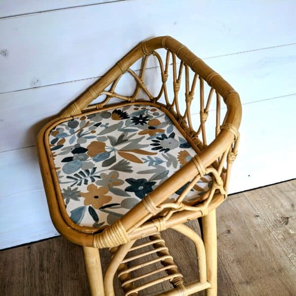 Table de chevet en rotin avec papier peint fleuri – Image 5
