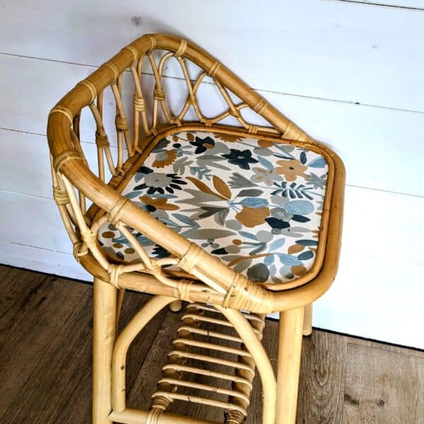 Table de chevet en rotin avec papier peint fleuri – Image 2
