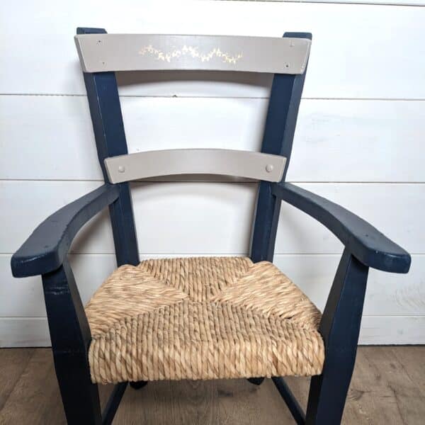 Chaise en bois et paille bleu nuit – Image 8