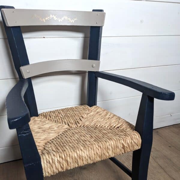 Chaise en bois et paille bleu nuit – Image 7