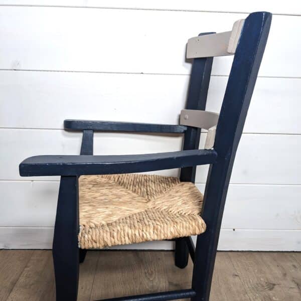 Chaise en bois et paille bleu nuit – Image 6