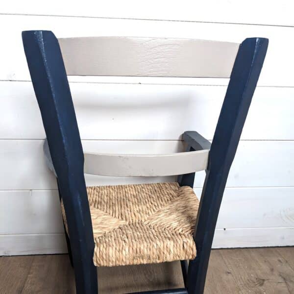 Chaise en bois et paille bleu nuit – Image 5