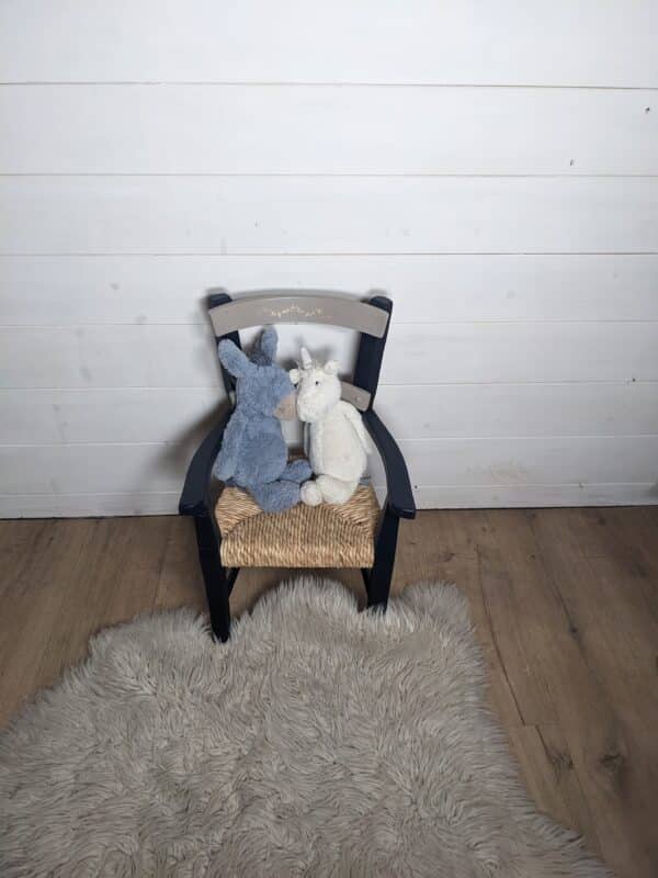 Chaise en bois et paille bleu nuit – Image 4