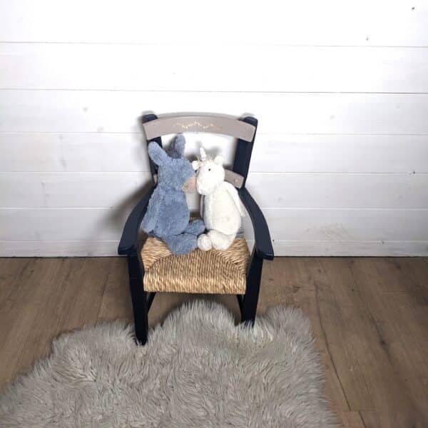 Chaise en bois et paille bleu nuit – Image 3
