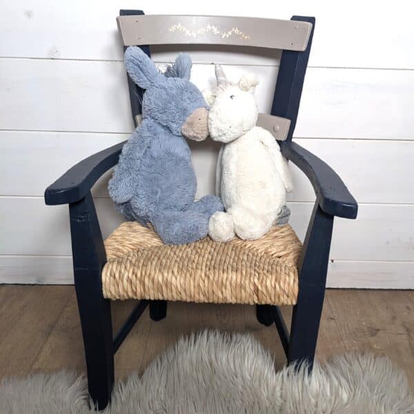 Chaise en bois et paille bleu nuit – Image 2