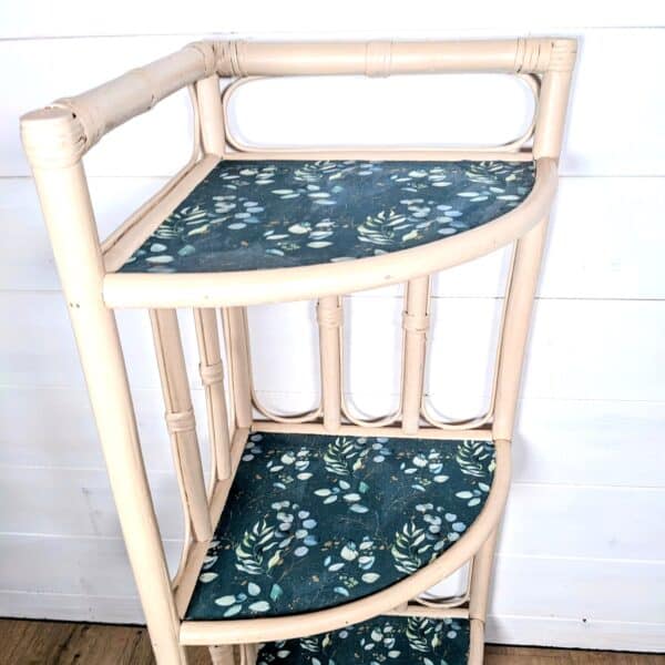 Table console d'encoignure en rotin, sable et tissu eucalyptus – Image 4