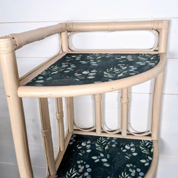 Table console d'encoignure en rotin, sable et tissu eucalyptus – Image 5