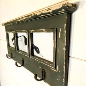 Patère verte dans une entrée