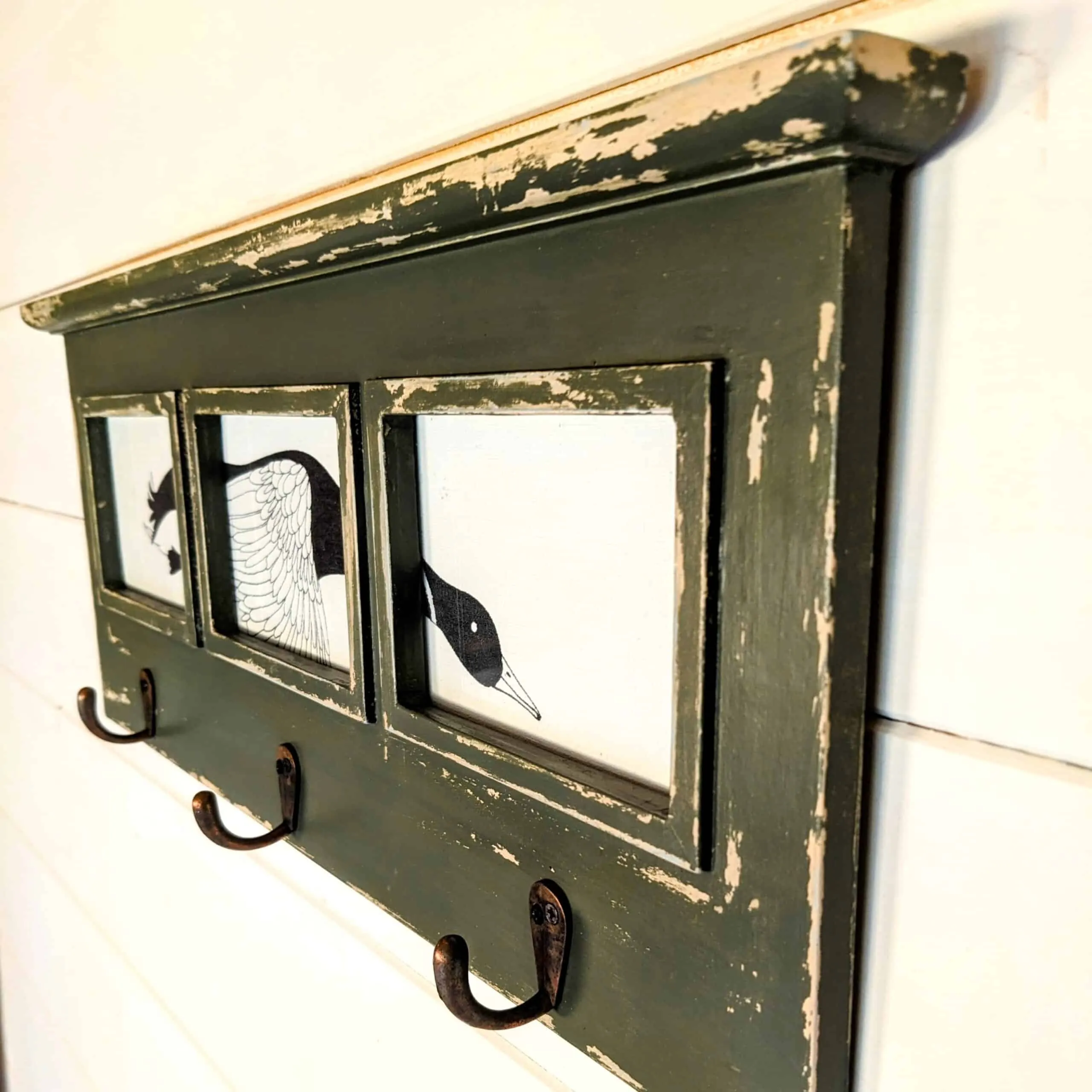 Patère verte dans une entrée