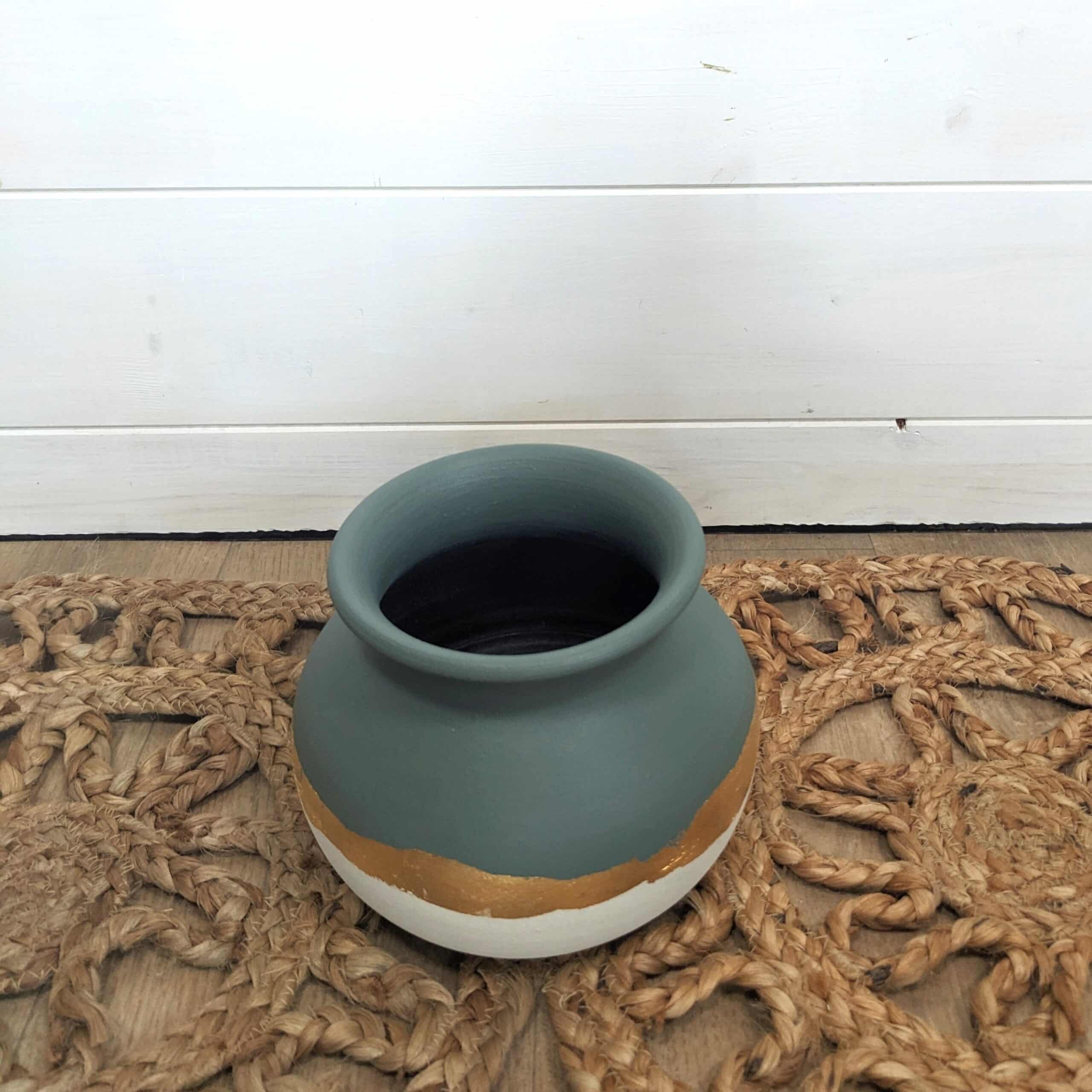 Vase Rond Relooké en Blanc et Vert de Gris avec Feuille d'Or – Image 2