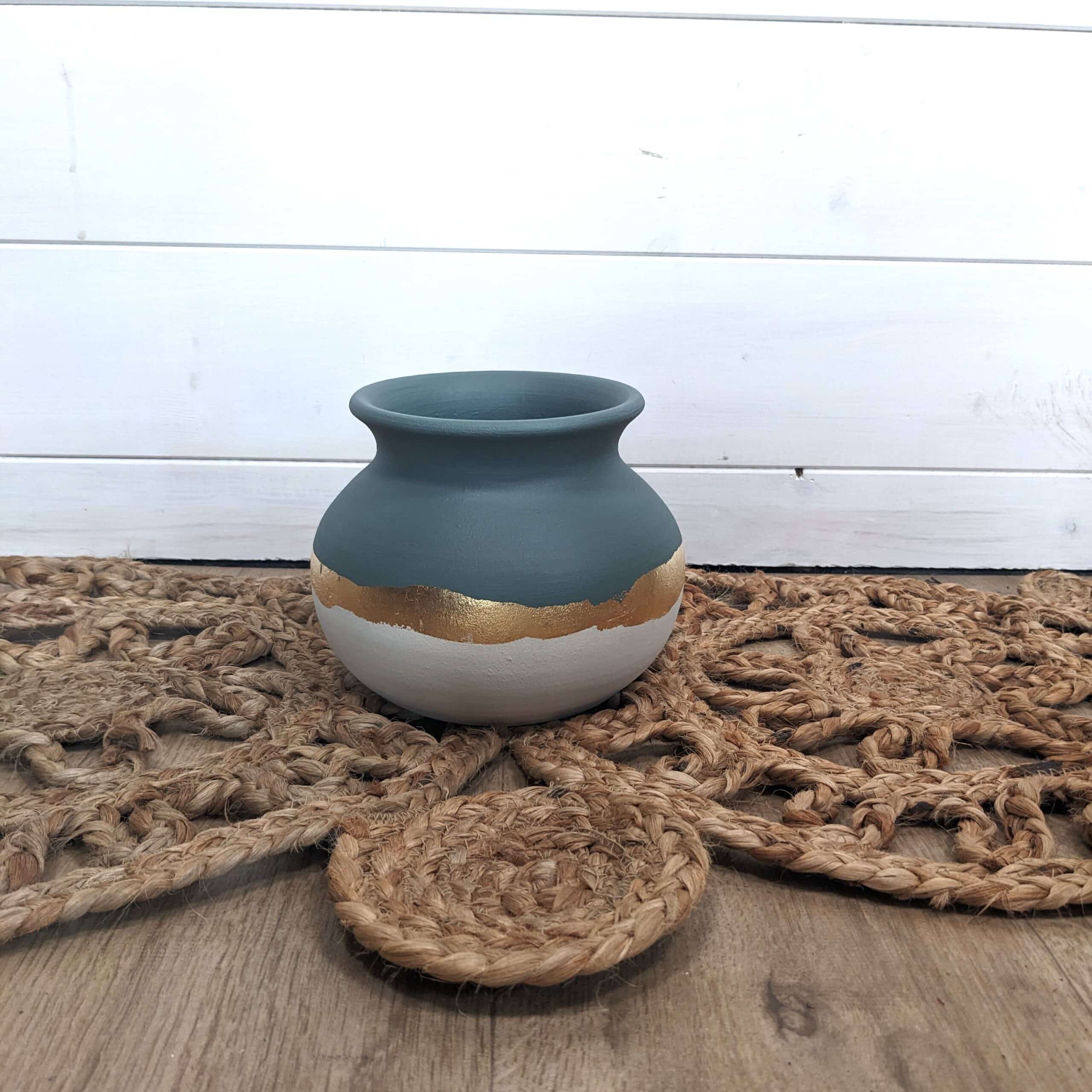 Vase Rond Relooké en Blanc et Vert de Gris avec Feuille d'Or – Image 3