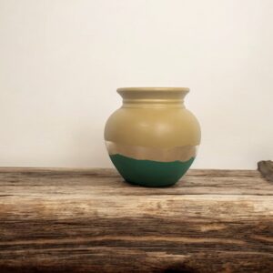 Vase rond jaune moutarde et vert avec un liseré en feuille d’or