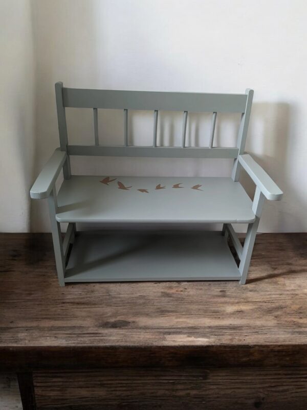 Banc en bois pour enfant vert sauge et motifs oiseaux dorés