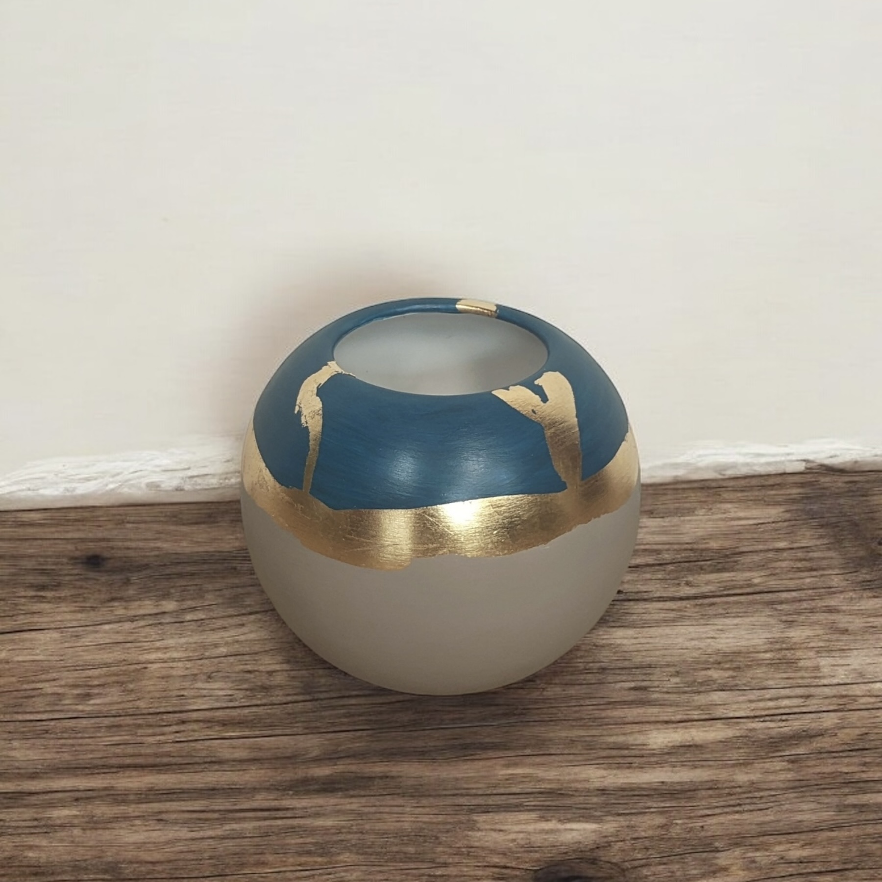 Vase rond beige gris et bleu avec un liseré en feuille d’or
