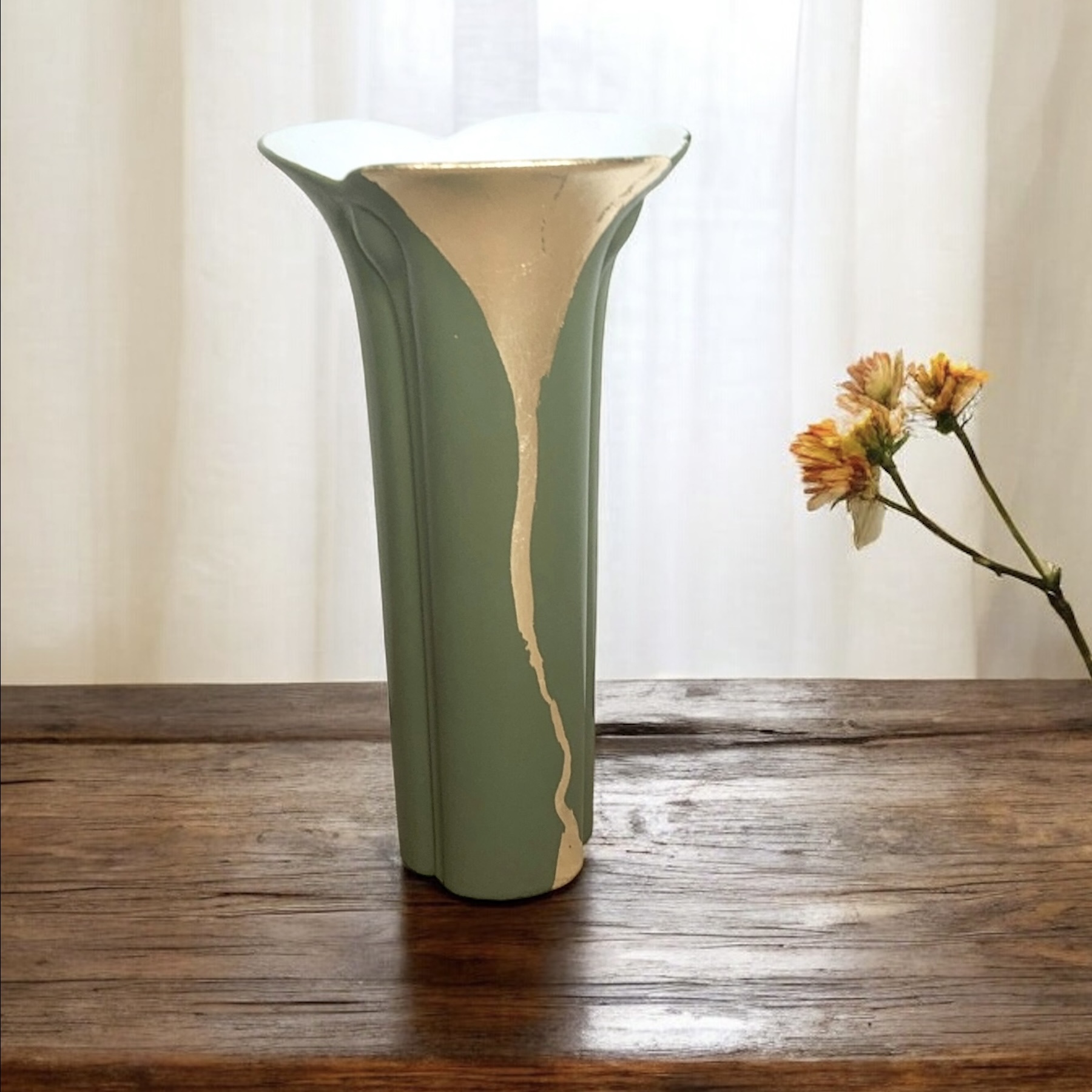 Vase haut vert avec de la feuille d’or