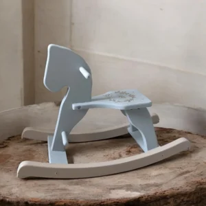 Cheval à bascule en bois beige et gris relooké à la main, pièce artisanale à Toulouse